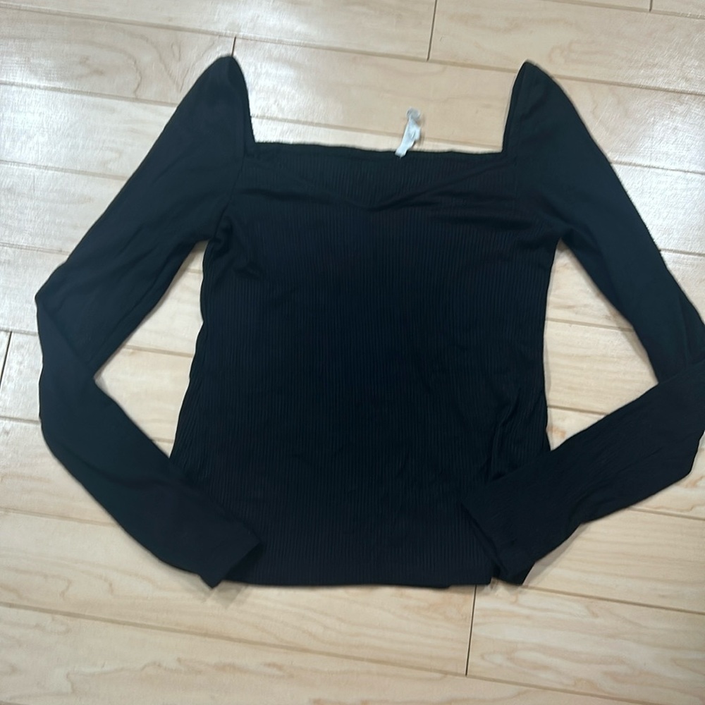 Lightweight long sleeve ribbed black top